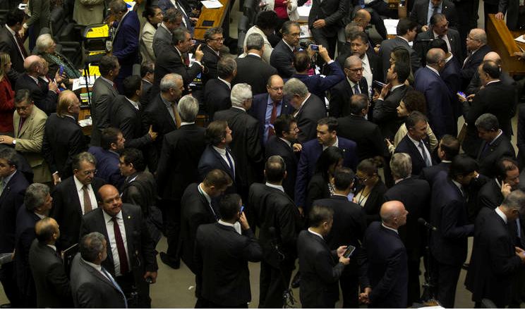 Base cobra reforma política antes de votar a Previdência